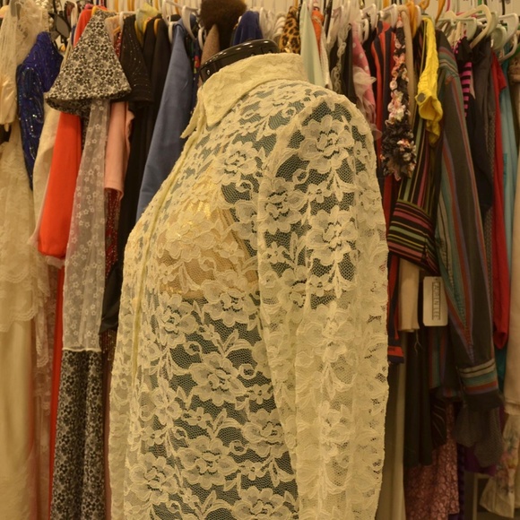 Vintage off white sheer lace long sleeved button down blouse. - Picture 4 of 8